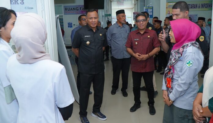 Walikota Tidore Kepulauan Muhammad Sinen, SE bersama Wakil Walikota Tidore Kepulauan Ahmad Laiman, S.Sos dan Sekretaris Daerah Ismail Dukomalamo, S.Pd, MM meninjau Puskesmas Soasio