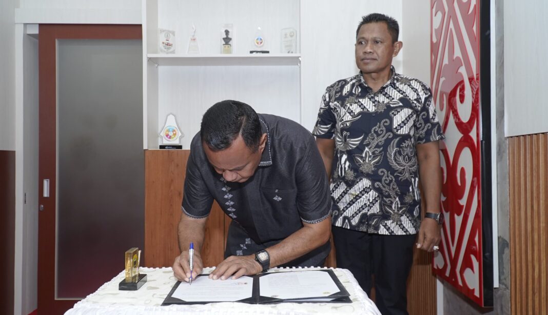 Wali Kota Tidore Kepulauan Muhammad Sinen, SE menandatangani nota kesepakatan terkait kerjasama di bidang pertanahan dengan Kantor Pertanahan Kota Tidore Kepulauan di ruang rapat kerja Wali Kota (3)